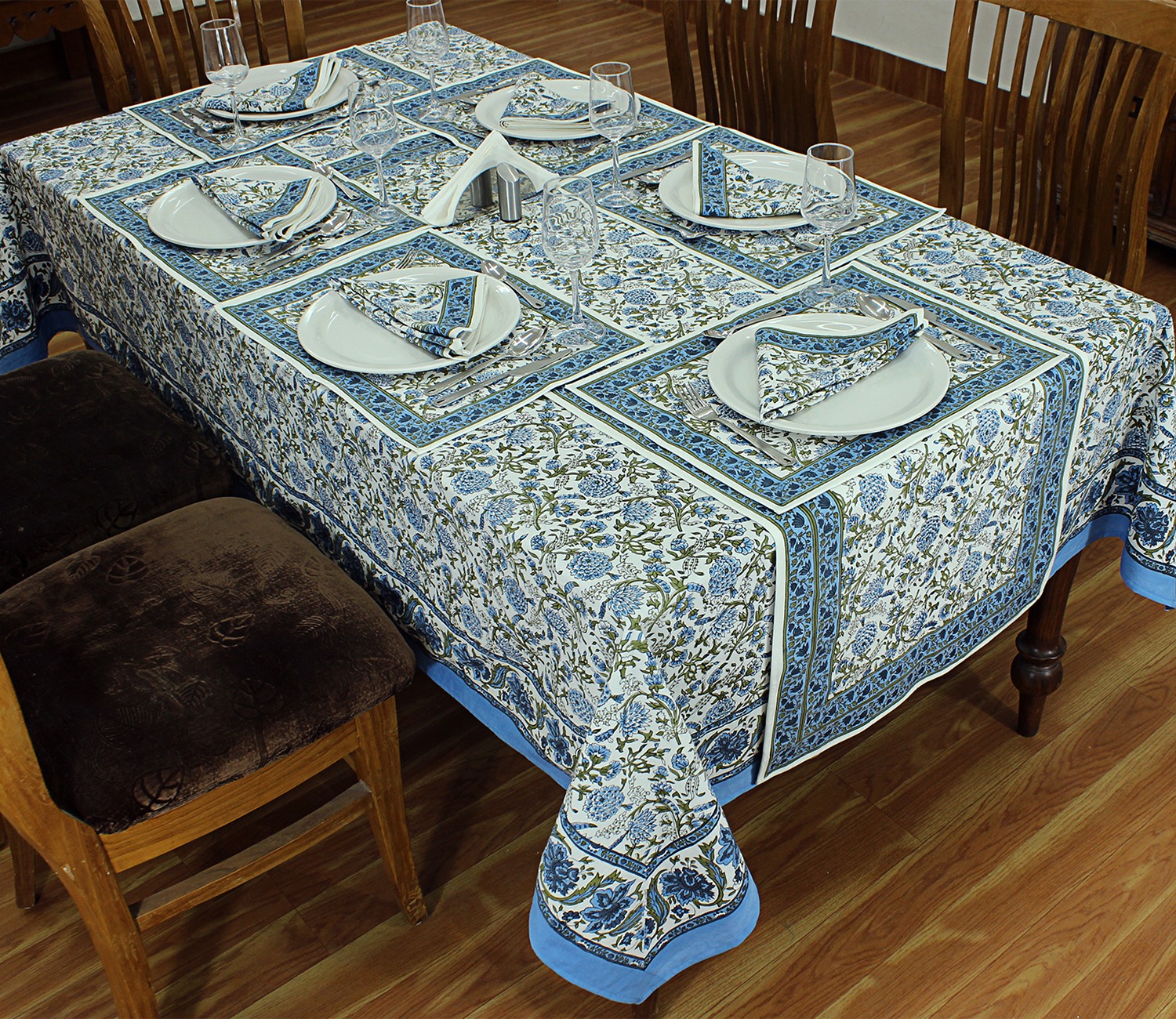 • Table Covers with Napkins1